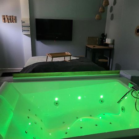 Chambre Privative Avec Baignoire Balneo Crespin  Esterno foto